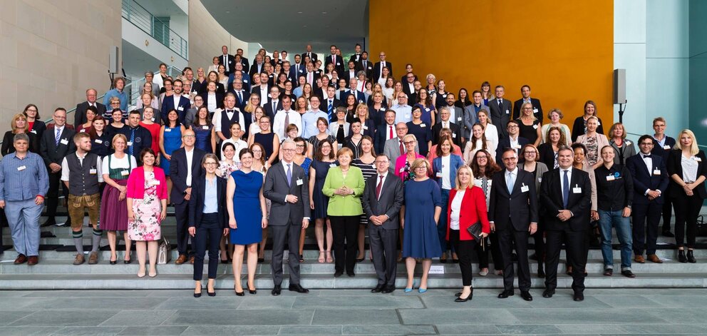 Gruppenfoto von den ZWEITZEUGEN bei der startsocial Preisverleihung mit Angela Merkel.