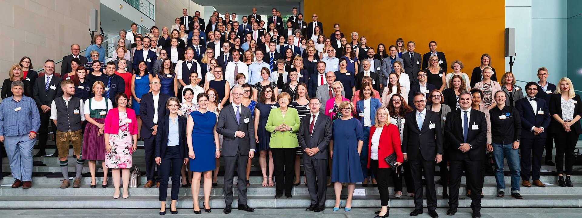 Gruppenfoto von den ZWEITZEUGEN bei der startsocial Preisverleihung mit Angela Merkel.