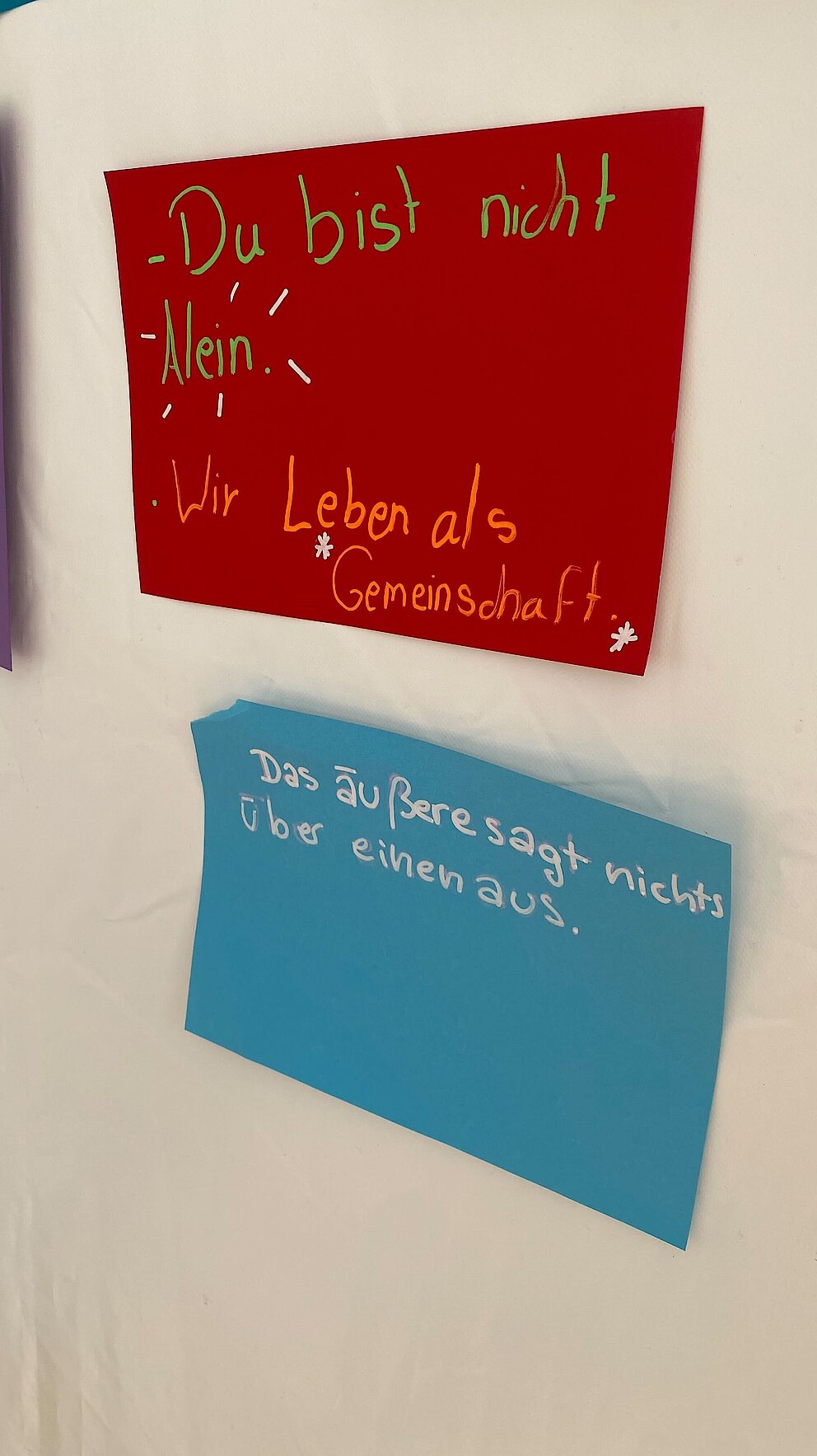 Zwei Karten, auf denen handschriftlicher Text steht