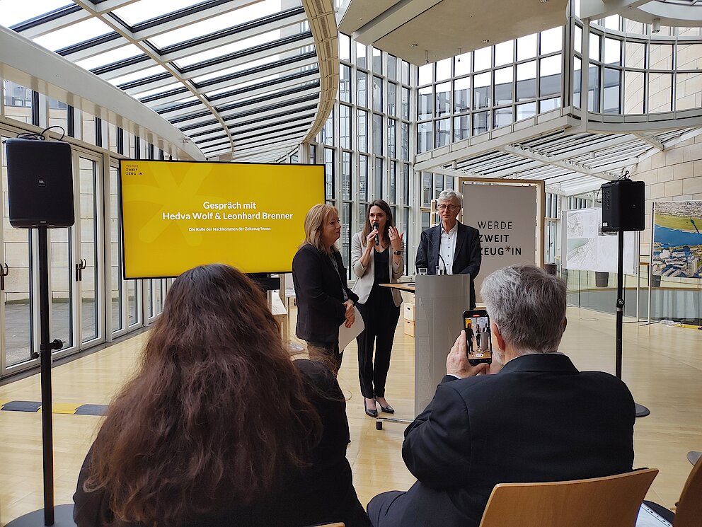 Besucher*innen auf der Ausstellung