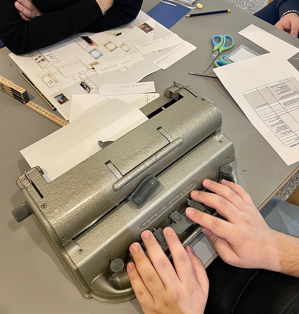 Hände liegen auf einer Schreibmaschine.