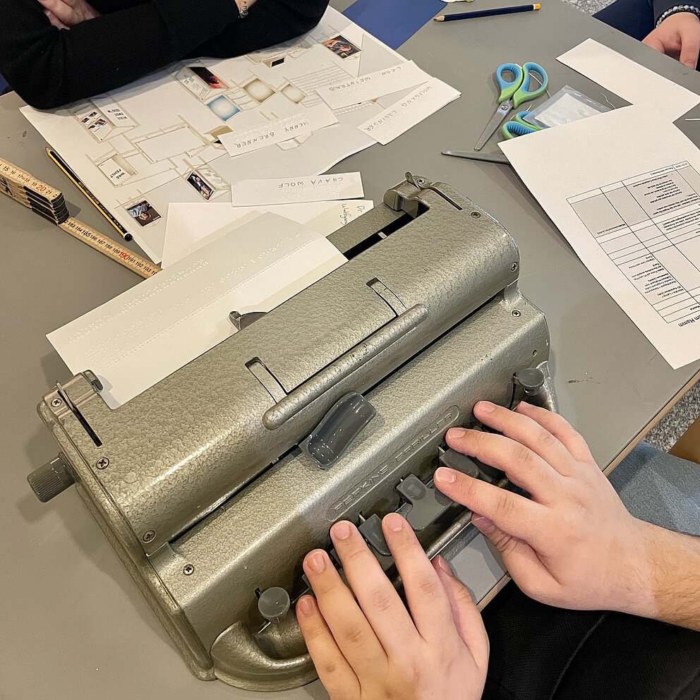 Hände liegen auf einer Schreibmaschine.