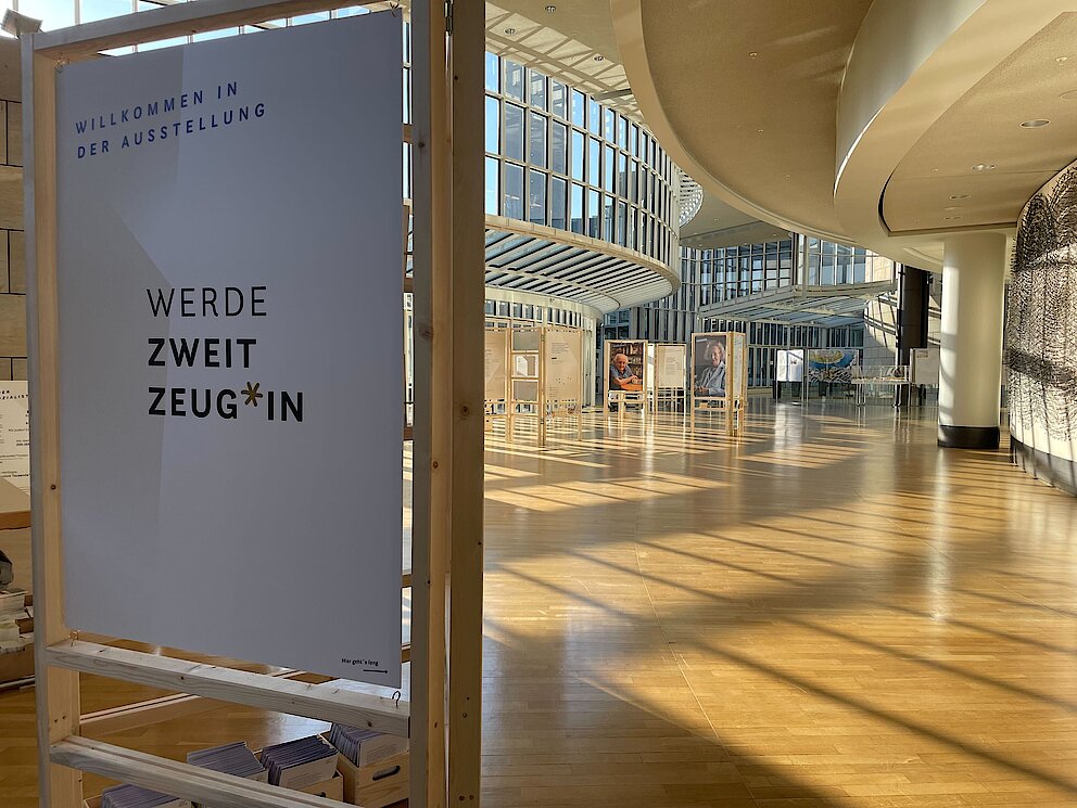 Holzrahmen mit Text und Foto
