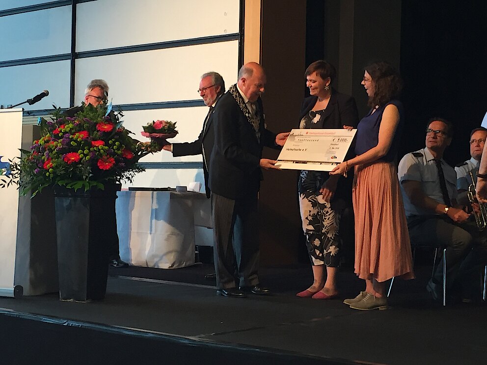 Vanessa und Sarah nehmen den Preis des St. Sebastianus Schützenverein Düsseldorf entgegen.