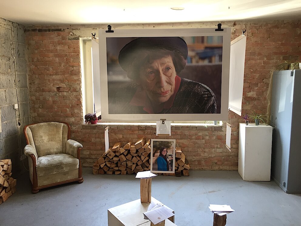 Ein Portrait von Hannah-Pick-Goslar hängt in der Ausstellung.