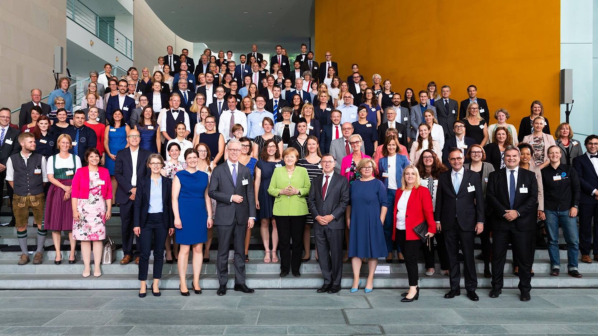 Gruppenfoto von den ZWEITZEUGEN bei der startsocial Preisverleihung mit Angela Merkel.