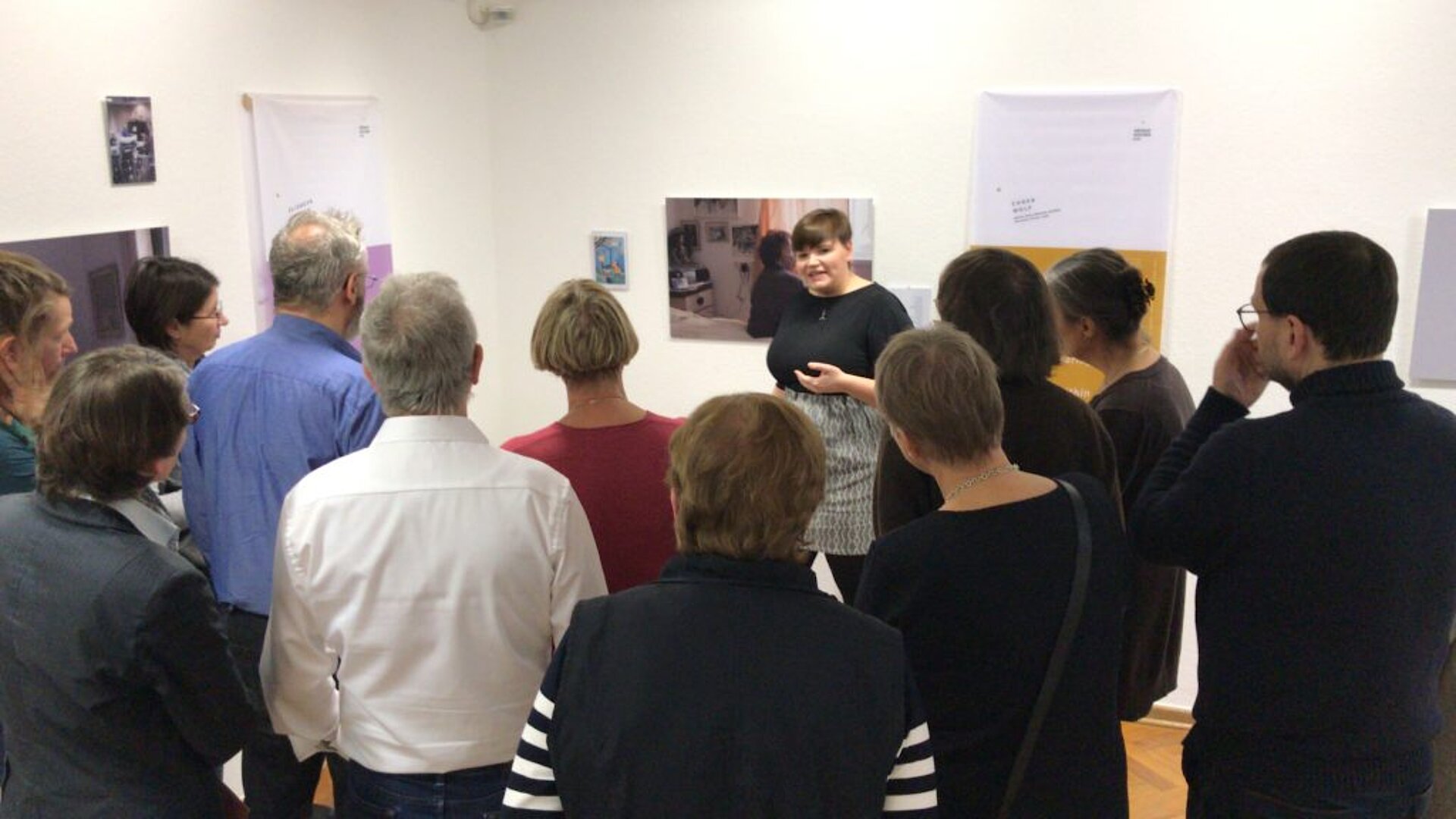 Eine Menschengruppe nimmt an einer Führung durch die Ausstellung teil.