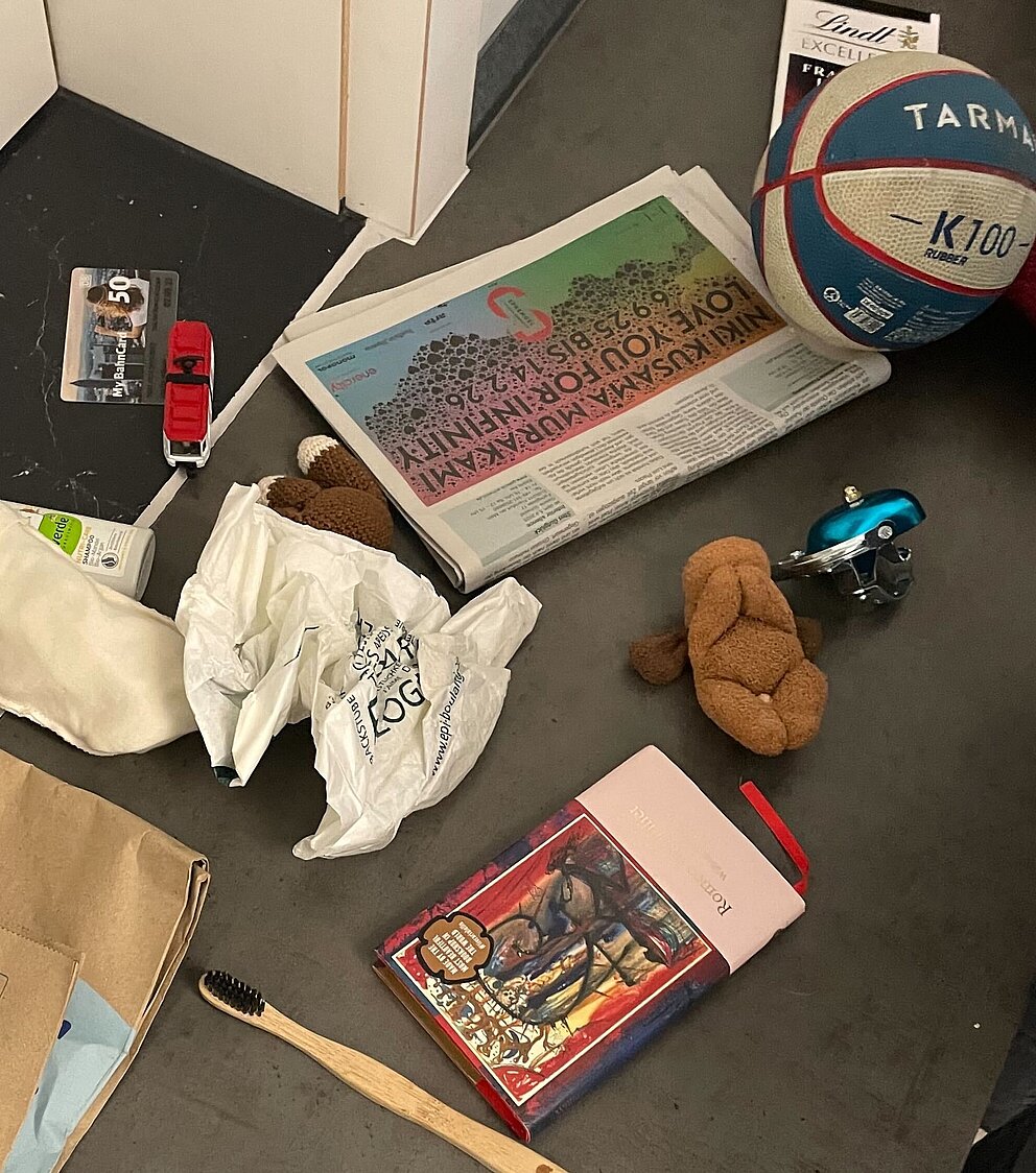 Verschieden Gegenstände wie eine Zeitung, ein Ball, eine Zahnbürste