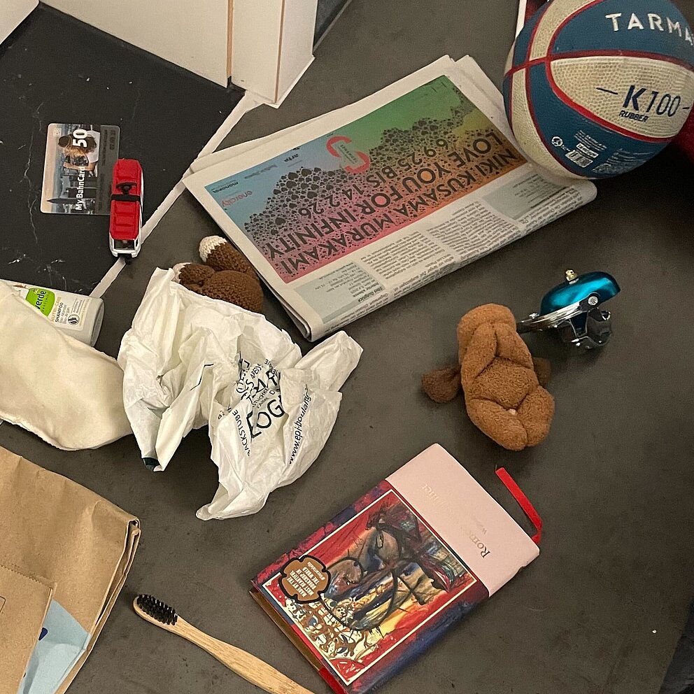 Verschiedene Gegenstände wie eine Zeitung, ein Ball, eine Zahnbürste