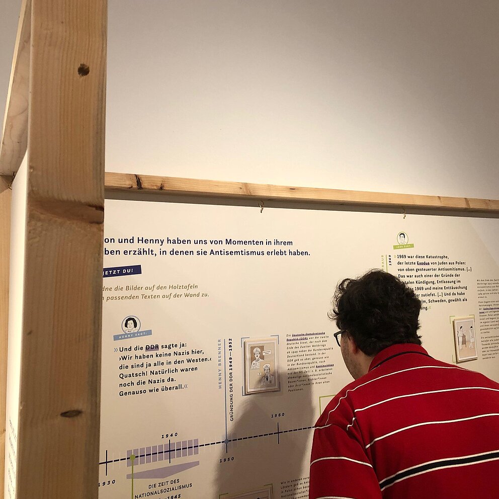 Person betrachtet ein Plakat mit Text.