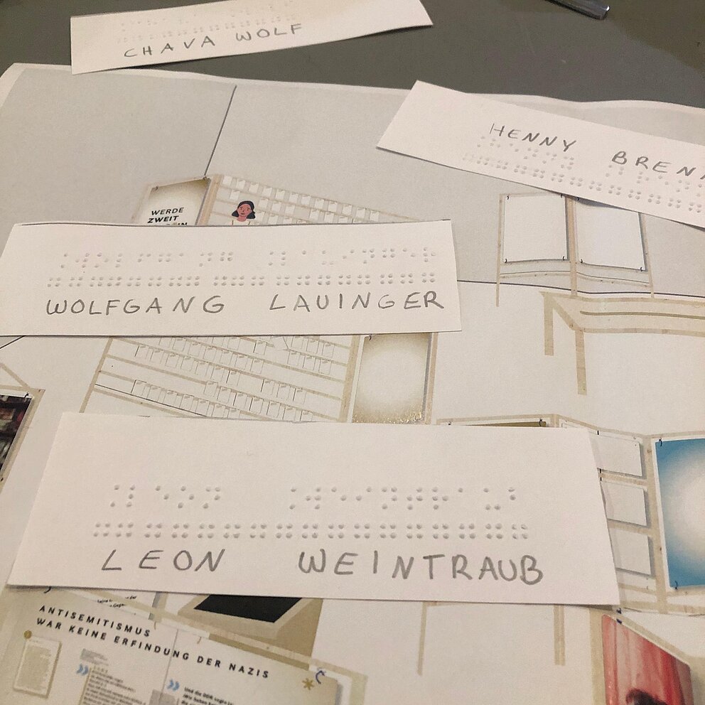 Auf weißen Karten stehen die Worte Wolfgang Lauinger und Leon Weintraub.