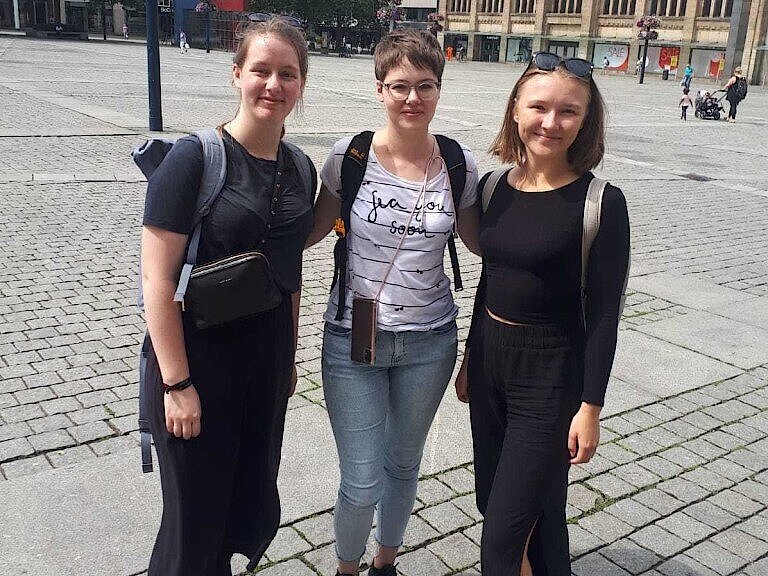 Gruppenbild 3 junger Frauen, die lächeln