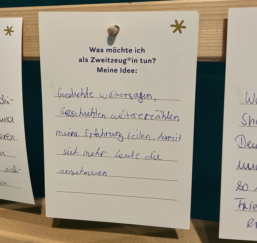 eine weiße Karte mit Text: Was möchte ich als Zweitzeug*in tun? Meine Idee: Geschichte weitersagen, Geschichte weitererzählen, meine Erfahrung teilen, damit sich mehr Leute die ansehen