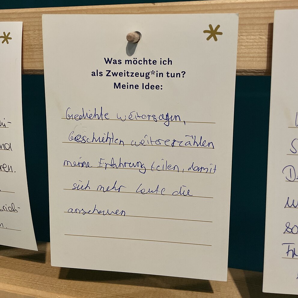Eine weiße Karte mit Text: Was möchte ich als Zweitzeug*in tun? Meine Idee: Geschichte weitersagen, Geschichte weitererzählen, meine Erfahrung teilen, damit sich mehr Leute die ansehen