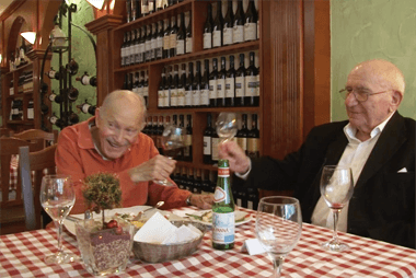 zwei alte Männer sitzen an einem Tisch